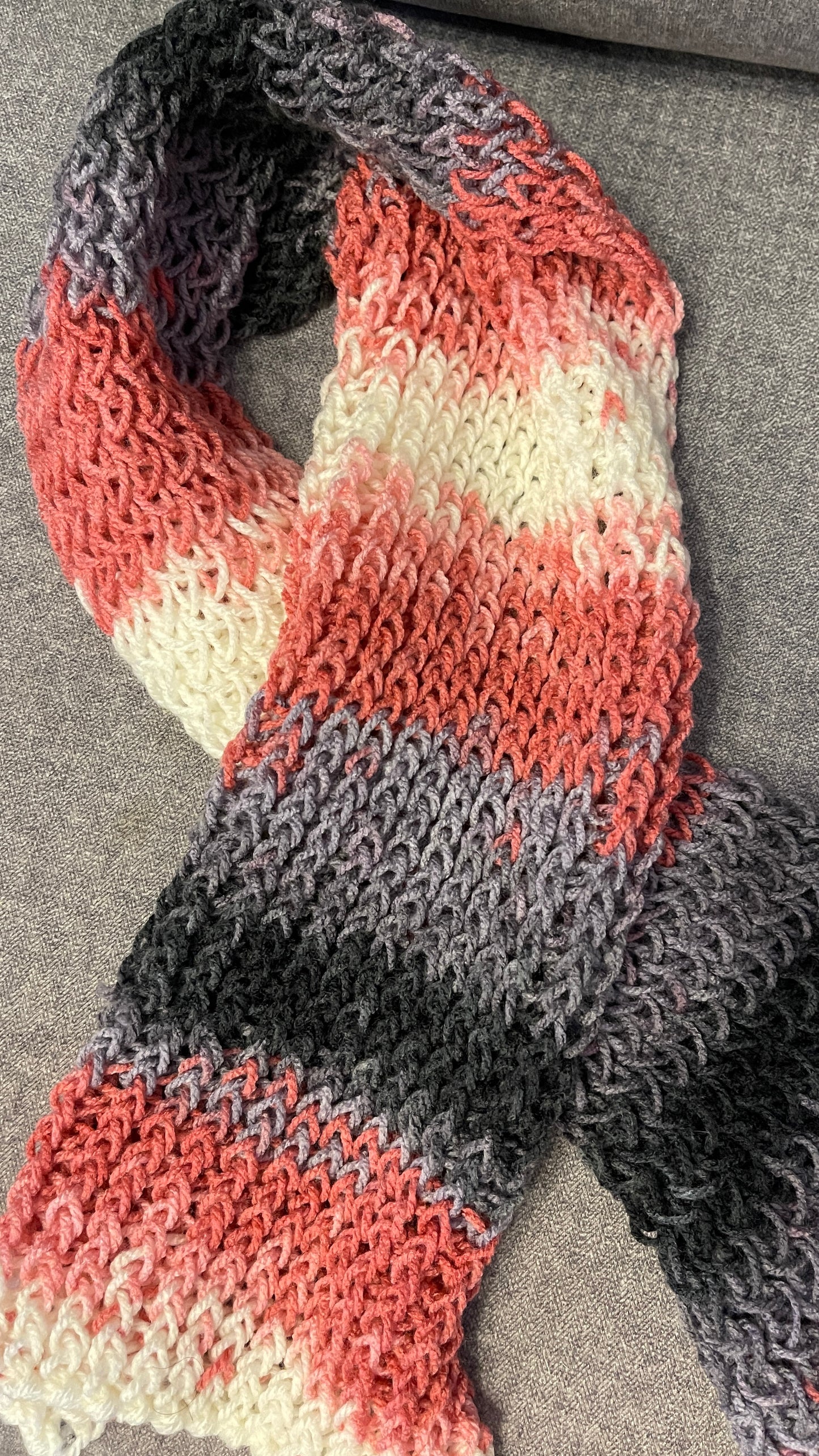 شال وردي ورمادي حياكة يدويه